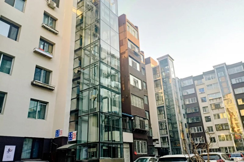 永安花園小區(qū)內加裝的電梯。丹東市元寶區(qū)委網信辦供圖