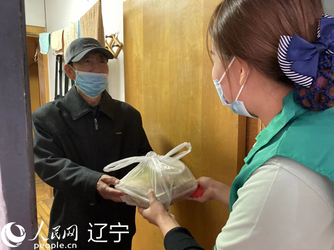 郭蒼娜上門為李維權老人送餐。人民網 孝媛攝