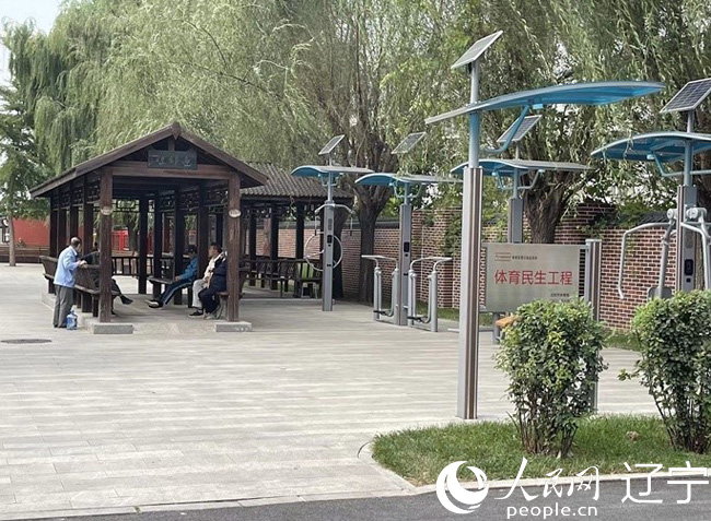 牡丹社區(qū)的居民在改造后的長廊里歇腳聊天。人民網 王斯文攝