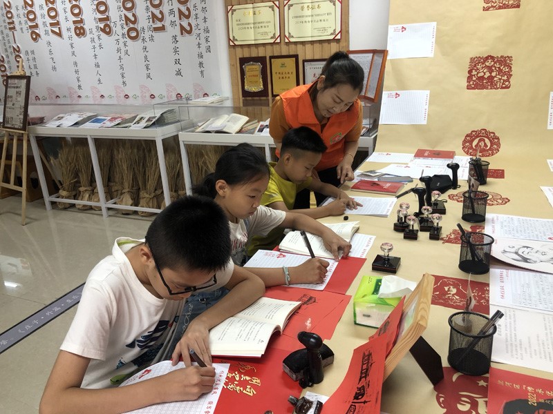 孩子們在沈陽市沈河區(qū)山東堡社區(qū)“幸福教育坊”學習。山東堡社區(qū)供圖