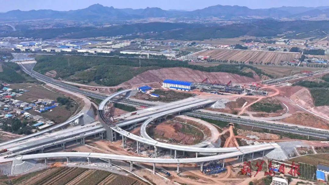 凌綏高速建昌樞紐互通工程施工現(xiàn)場。田嘉 攝